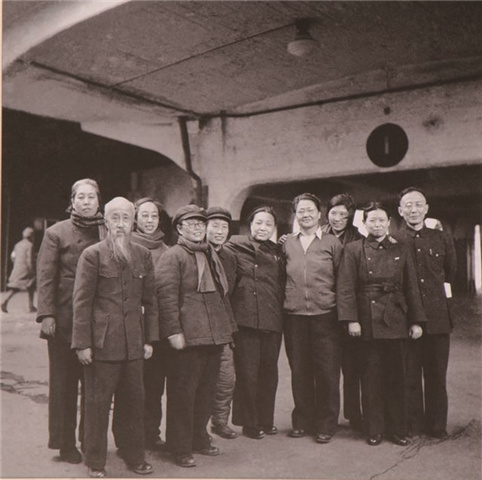 1949年2月，民主人士在沈阳站合影（周海婴摄）.jpeg