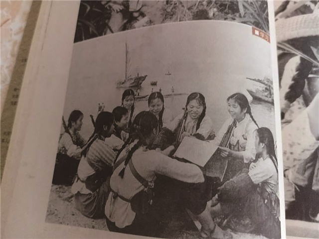 母亲（左二）参加女民兵学习，因常挑东西，右肩处破损，用纱巾作为补子缝补的衣服.jpg