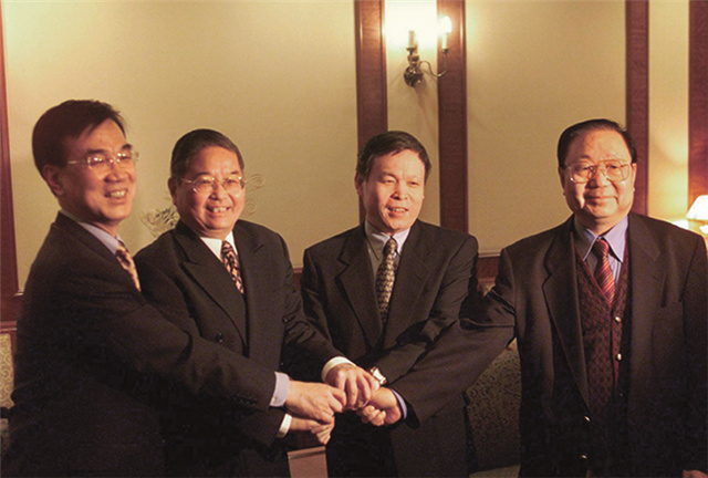 1.3.6-001 沈覺人、佟志廣、谷永江等參加2002年1月28日在日內瓦舉行的中華人民共和國常駐世界貿易組織代表團的揭牌開館儀式。.jpg